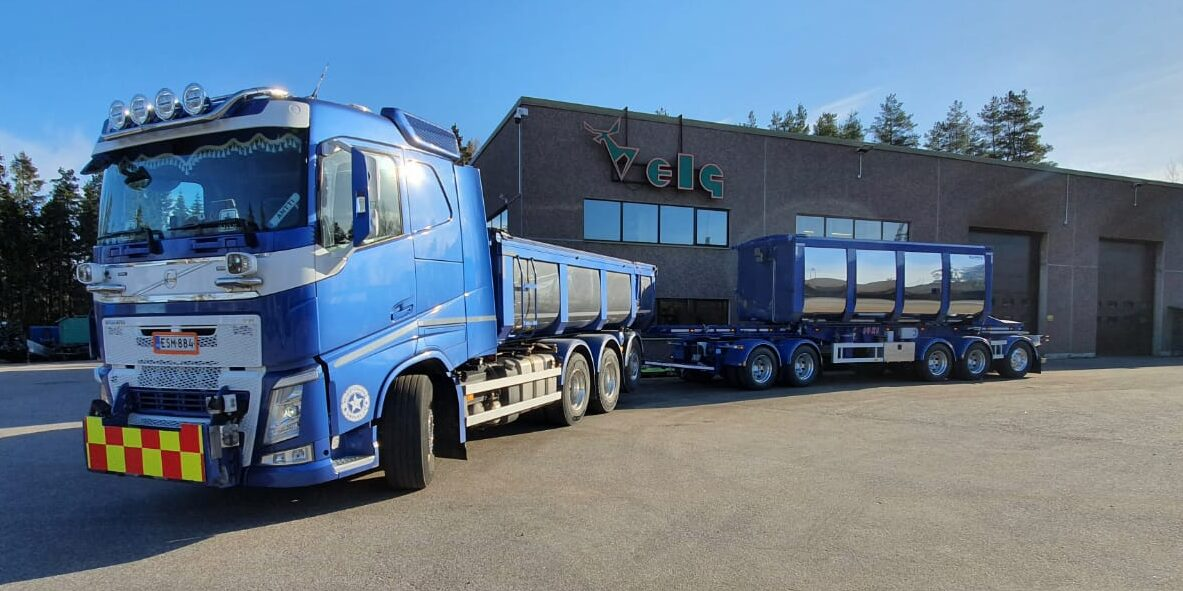Kuljetusliike Orpanan sininen Volvo FH vetoauto ja perävaunu varikolla.